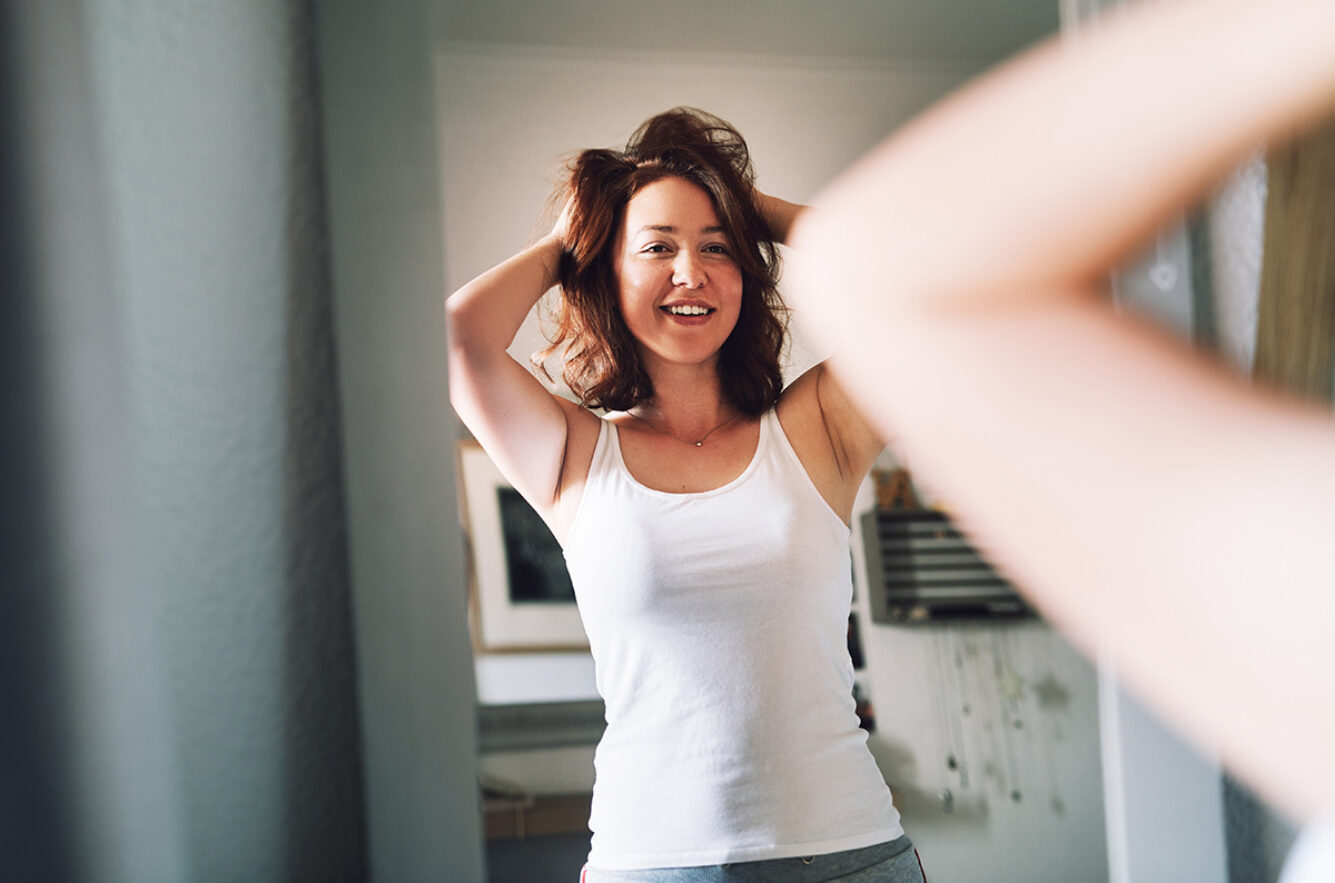 Woman hands in Hair 1187332640